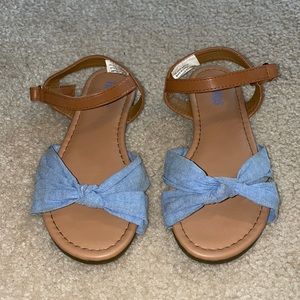 Super Cute Little Girls Size 13 Strapped Sandals 🩵Bundle your likes and save🩵